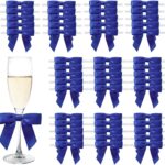 Nœuds en satin bleu roi à clipser sur les flûtes à champagne d'un mariage bleu et blanc