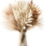 Bouquet de pampa et de lagurus séchés dans un vase en verre, décor bohème pour un mariage