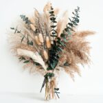 Composition de pampa, lagurus et eucalyptus séchés pour un décor de mariage bohème