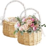 Paniers en osier garnis de roses et de gypsophile, à confier aux enfants d'honneur le jour J