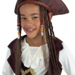 Enfant portant une perruque de pirate à tresses et perles surmontée d'un chapeau tricorne marron