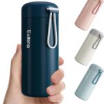 Petite gourde isotherme de poche bleu marine tenue en main, format sac à dos