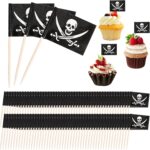 Pics en bois à drapeau pirate noir plantés dans des cupcakes à la crème et à la fraise