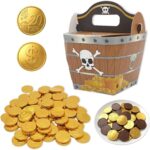 Pièces en chocolat emballées dans du papier doré et boîte-tonneau à tête de mort pour le butin des enfants