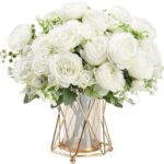 Pivoines blanches artificielles réunies en bouquet dans un vase géométrique en métal doré