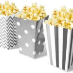 Trois boîtes à popcorn en carton gris et blanc à chevrons, pois et rayures, garnies jusqu'au bord
