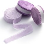 Bobines de ruban en mousseline lilas effiloché, pour bouquets et menus d'un mariage parme