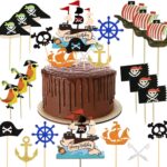 Cake toppers pirates plantés autour d'un gâteau au chocolat : galions, perroquets, gouvernails et ancre