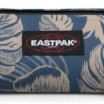 Trousse Eastpak bleue à imprimé feuillage, compagne discrète de la rentrée au collège