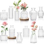Petits vases en verre ciselé garnis de roses, décoration de table de mariage à composer