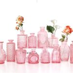 Collection de petits vases en verre rose nacré garnis de roses et d'arums, décor romantique