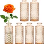 Vases bouteilles en verre ambré à motif losange, garnis d'une rose orangée en centre de table