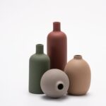 Vases en céramique mate vert olive, terracotta et sable, à composer en centre de table