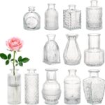 Petits vases en verre travaillé de style rétro, à garnir d'une fleur pour chaque table