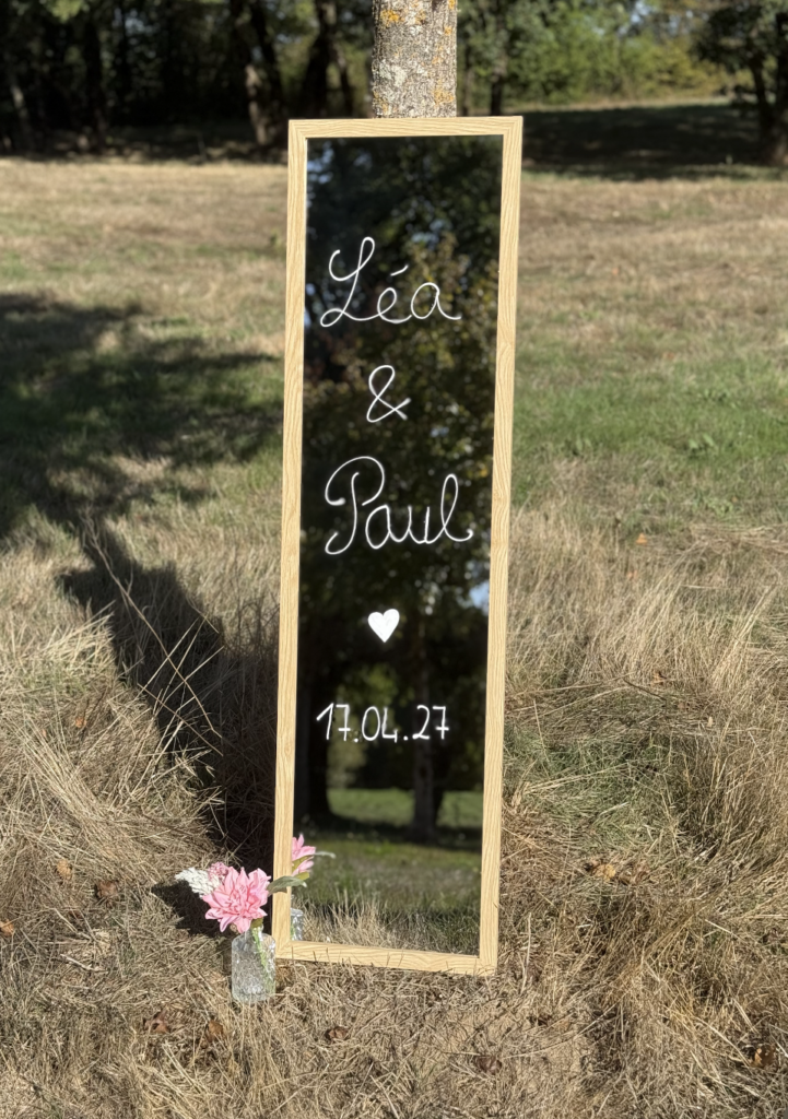 Miroir d'accueil terminé en format portrait : Léa & Paul, cœur et date du mariage au feutre blanc, fleurs roses