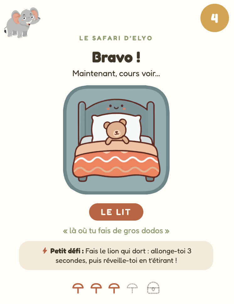 Carte n°4 de la chasse au trésor safari : le lit comme cachette avec un ourson, indice et défi du lion qui dort