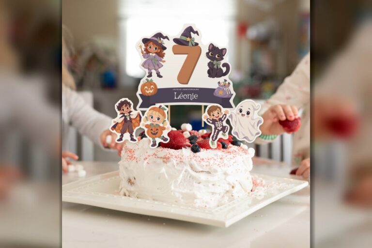 Gâteau d’anniversaire Halloween avec un cake topper au prénom et à l’âge de l’enfant, la sorcière, le chat noir et les petits monstres
