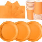 Vaisselle jetable orange : assiettes, gobelets et serviettes en papier pour une table de goûter d'Halloween