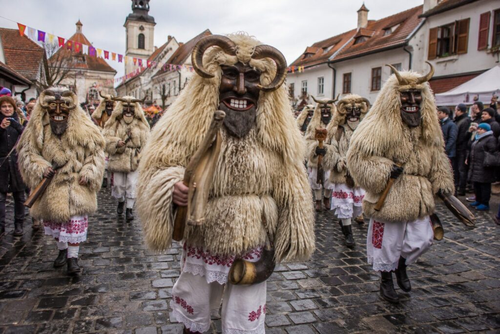 Busó en peaux de mouton et masques de bois à cornes défilant dans les rues de Mohács pour le Busójárás en Hongrie