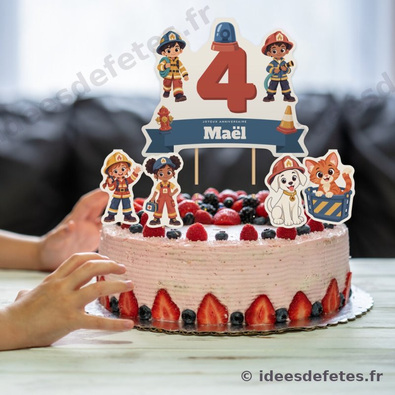 Gâteau d’anniversaire décoré du cake topper pompier : l’âge sous un gyrophare, le prénom sur un ruban et les petites figurines