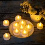 Bougies chauffe-plat LED à flamme vacillante posées sur une assiette blanche pour éclairer la table d'Halloween