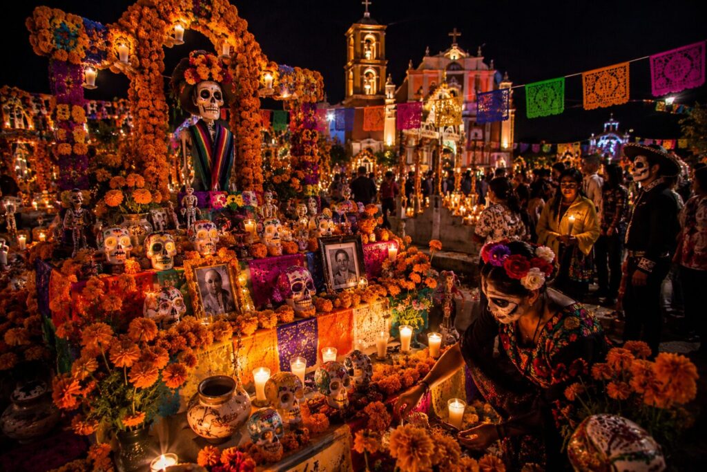 Autel du Día de los Muertos au Mexique garni de soucis orange, bougies, photos et Catrina, fête traditionnelle