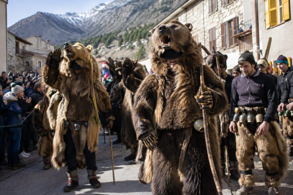 Hommes déguisés en ours en peaux de bête dans une rue de village enneigé lors d'une fête de l'Ours des Pyrénées