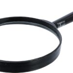 Loupe de détective à manche noir, accessoire indispensable pour examiner les indices d'une murder party