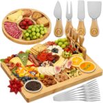 Planche apéro en bambou garnie de charcuterie, fromages et fruits, avec couteaux à fromage pour la crémaillère