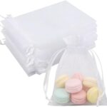 Pochons en organza blanc à cordon, transparents pour laisser voir les douceurs, classiques des contenants à dragées