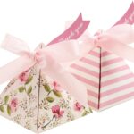 Boîtes pyramides à motifs de roses et à rayures roses, nouées d'un ruban et d'une étiquette « Thank you », pour les dragées