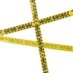 Rubalise jaune et noire « Crime scene - Do not cross » pour délimiter la scène de crime d'une murder party