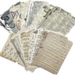 Feuilles de vieux journaux et partitions anciennes jaunies pour fabriquer de fausses coupures de presse d'enquête