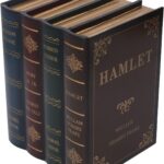 Faux livres anciens reliés en cuir vert, rouge et bleu aux dorures, décoration de bibliothèque de sorcier