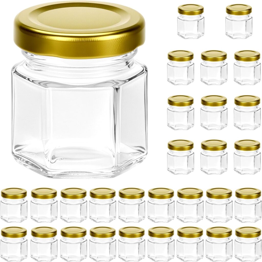 Petits pots en verre hexagonaux à couvercle doré à remplir de surprises pour un calendrier de l'Avent maison